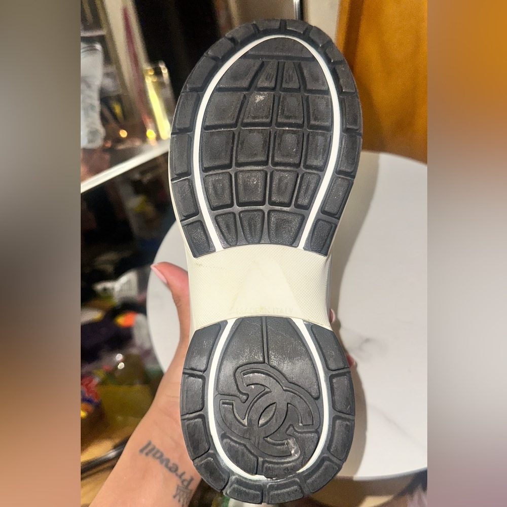 Barley worn channel sneakers, slight indent in toe area, plastic/fabric - Picture 8 of 11